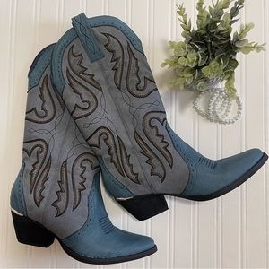 Very Volatile Boots Size 8.5